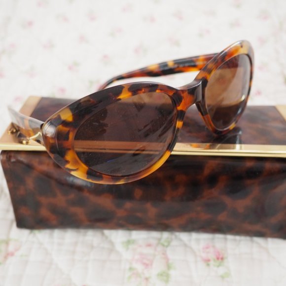 Dakota Smith Tortoise Oval Round 90s Style Sunglasses Style: Saturday Night main image 5